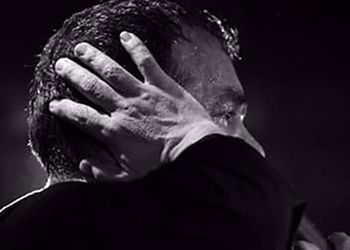 دانلود مداحی باشکوه محمود کریمی برای شام غریبان / قامت زینب ز الَم خم شده ساربان ...