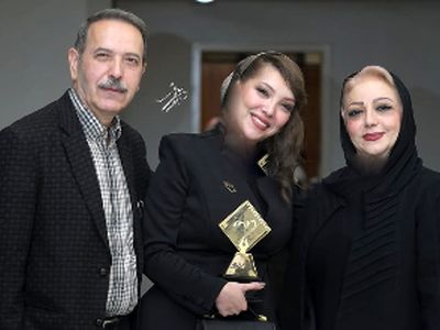 لحظه اهدای باشکوه جایزه بهترین بازیگر نقش اول مکمل زن  توسط پریناز ایزدیار و ناهید مسلمی به صدف اسپهبدی و  تشکر ویژه او از پدر و مادر شیک پوش و با کلاسش+ فیلم