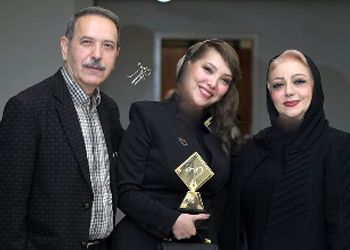 لحظه اهدای باشکوه جایزه بهترین بازیگر نقش اول مکمل زن  توسط پریناز ایزدیار و ناهید مسلمی به صدف اسپهبدی و  تشکر ویژه او از پدر و مادر شیک پوش و با کلاسش+ فیلم