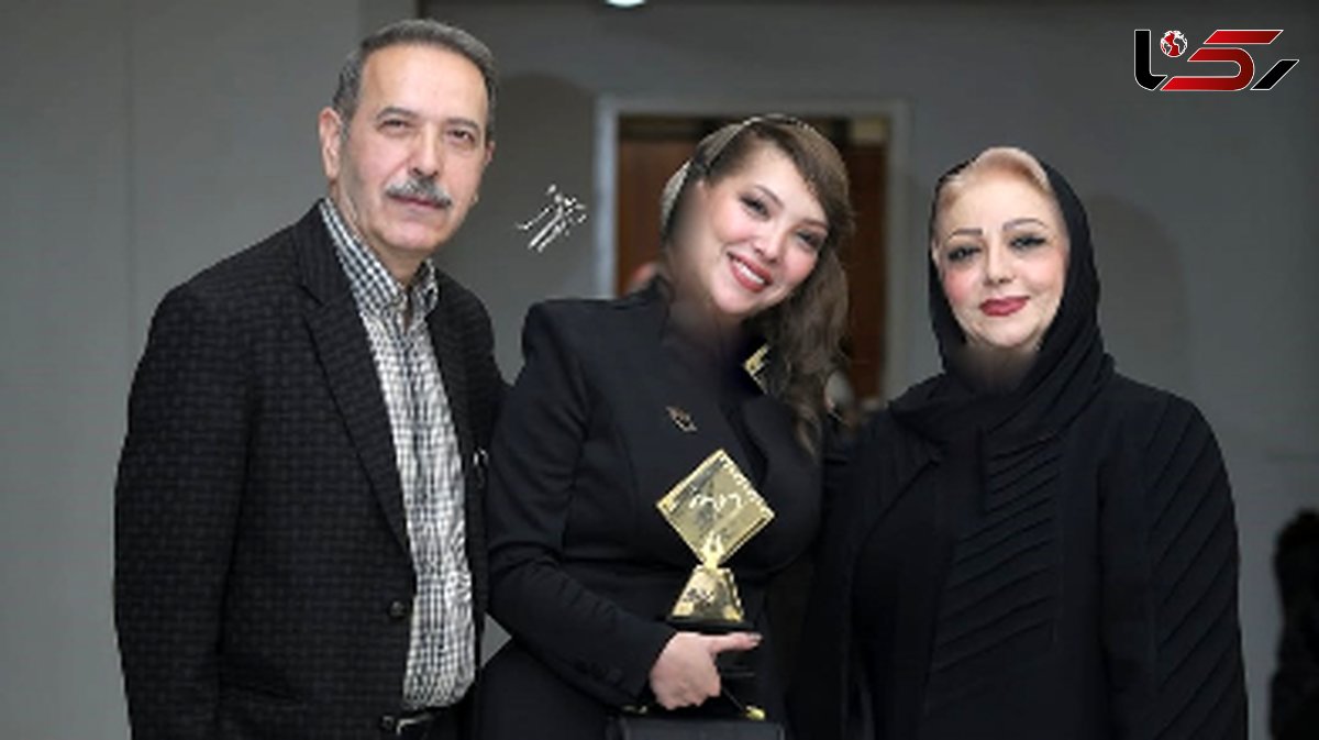 لحظه اهدای باشکوه جایزه بهترین بازیگر نقش اول مکمل زن توسط پریناز ایزدیار و ناهید مسلمی به صدف اسپهبدی و تشکر ویژه او از پدر و مادر شیک پوش و با کلاسش+ فیلم