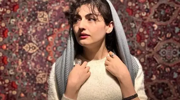 عکس / چهره «انیسِ» سریال سوجان با چادرنماز در مسجد صورتی شیراز / پریسا دوستی متفاوت از سریال در مسجد نصیرالملوک 