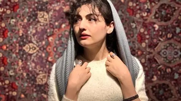 عکس / چهره «انیسِ» سریال سوجان با چادرنماز در مسجد صورتی شیراز / پریسا دوستی متفاوت از سریال در مسجد نصیرالملوک 