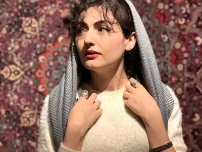 عکس / چهره «انیسِ» سریال سوجان با چادرنماز در مسجد صورتی شیراز / پریسا دوستی متفاوت از سریال در مسجد نصیرالملوک 