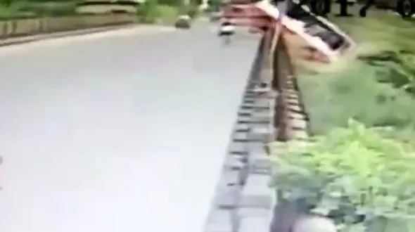 لحظه هولناک سقوط یک اتوبوس از روی پل به رودخانه با 17 مسافر + فیلم