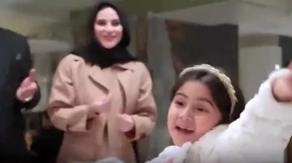 فیلم / رقص لیلا فروهر در سلطان قلب ها تکرار شد این بار در فیلم مفت بر  +سکانس فوق جذاب از رقص دخترکوچولوی سینما با ترانه توی دنیا هرکسی به شکلی نونی درمیاره"/ سحر دولت‌شاهی چه کیفی میکنه!