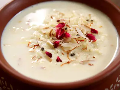 طرز تهیه فرنی نشاسته ای با آب؛ انتخابی عالی برای پذیرایی و افطار سبک