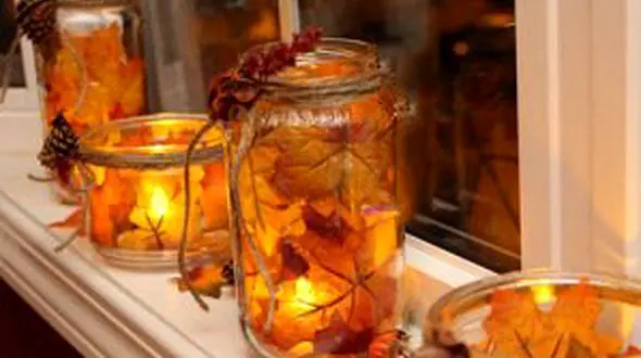 باورتان می شود با شیشه های دور ریختنی بتوانید این شمع های پاییزی زیبا را درست کنید!؟ 
