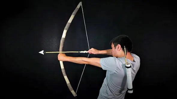 فیلم حمله مرد جوان باتیرو کمان به دوربین های شهری 