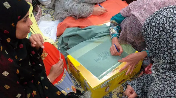 ۹ ماه همدلی زنان روستایی قشم در قاب یک نمایشگاه هنری / جانوران و گیاهان بومی جزیره الهام بخش این آثار