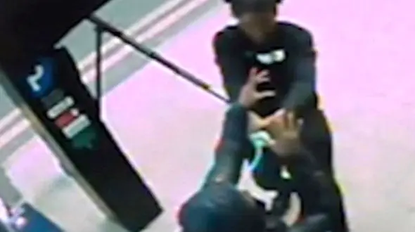 حمله اسیدی به دختر 17 ساله در لندن + عکس 