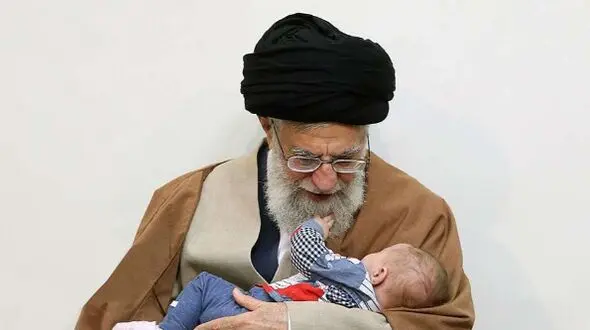فیلم /  تولد یک میلیون پوندی نوه رهبری انقلاب در انگلیس! / پدر عروس رهبری رونمایی کرد !