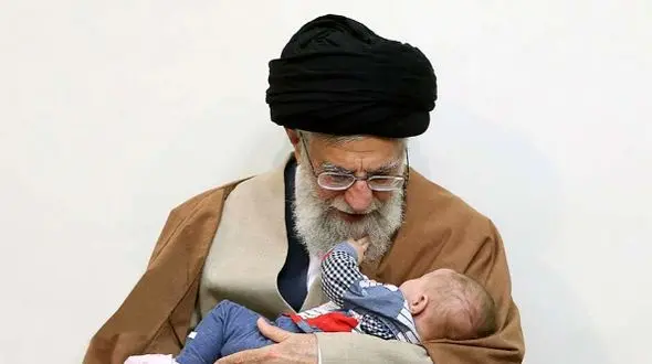 فیلم /  تولد یک میلیون پوندی نوه رهبری انقلاب در انگلیس! / پدر عروس رهبری رونمایی کرد !