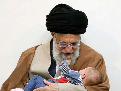 فیلم /  تولد یک میلیون پوندی نوه رهبری انقلاب در انگلیس / پدر عروس رهبری رونمایی کرد !