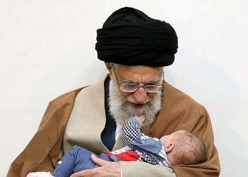 فیلم /  تولد یک میلیون پوندی نوه رهبری انقلاب در انگلیس / پدر عروس رهبری رونمایی کرد !