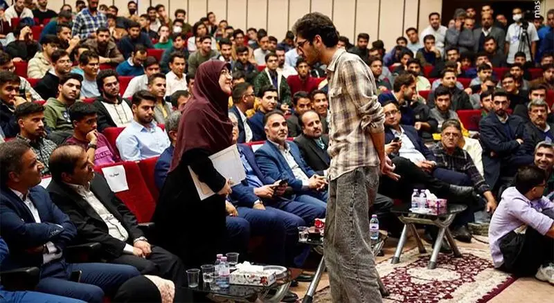 فاطمه مهاجرانی عصر یکشنبه در جمع دانشجویان با تبریک روز دانشجو، 1