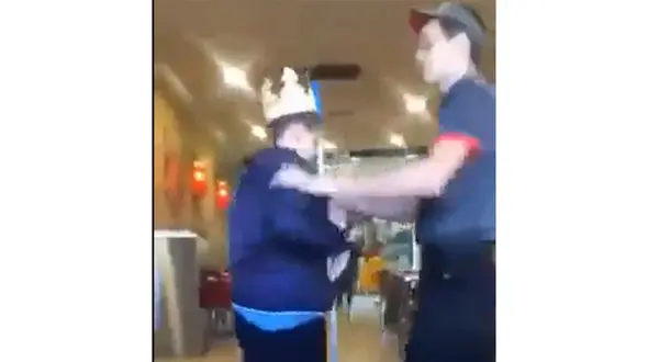 ببینید / تنبیه‌ چند بچه مدرسه‌ای توسط کارگر سنگدل یک فست فودی + فیلم