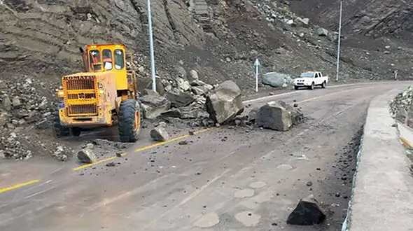 ریزش سنگ در جاده چالوس / پلی راه هشدار داد