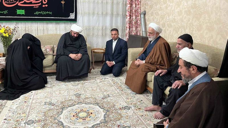  حجت‌الاسلام والمسلمین محسنی اژه‌ای در منازل شهیدان حجج‌الاسلام والمسلمین آقایان رازینی و مقیسه حاضر شد
