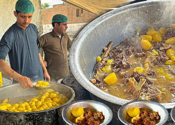 غذای خیابانی جذاب پاکستان؛ هنر پخت بیف و گوشت نمکین در پیشاور + فیلم