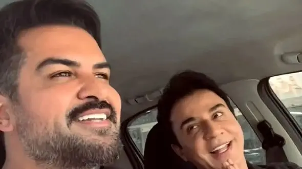 آواز شاد؛ داریوش فرضایی عموپورنگ فول انرژی با خواننده معروف تو ماشین چه آهنگی خوندن