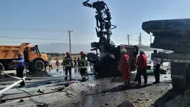 تصادف شدید تریلی بونکر سیمان و یک اتوبوس در بیرجند/ نقص فنی ترمز علت اولیه حادثه عنوان شد