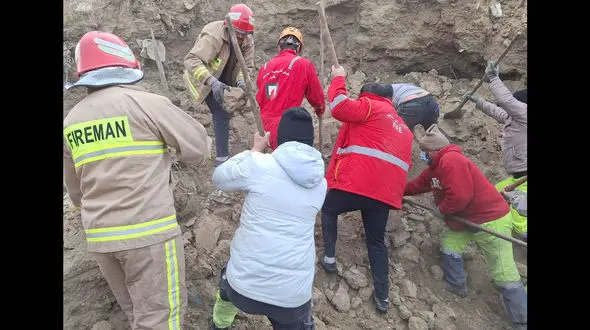 زنده به گور شدن دو مرد و یک زن در آوار یک خانه / ملایری ها در ماتم 