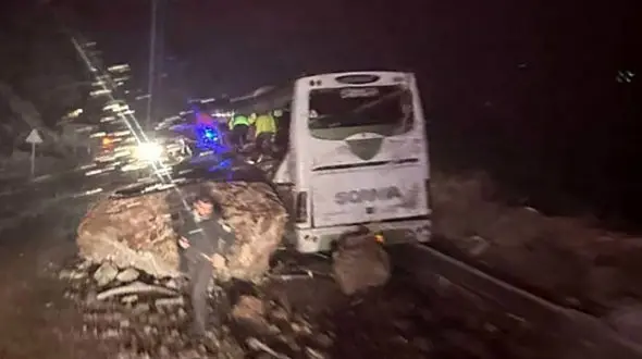 سقوط سنگ عظیم الجثه روی اتوبوس در اردبیل / 3 نفر جان باختند + عکس 