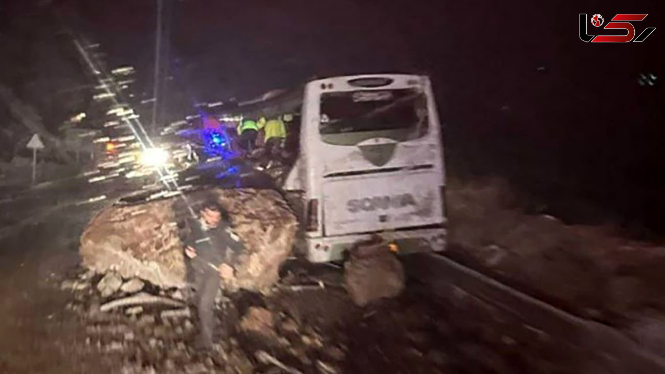 سقوط سنگ عظیم الجثه روی اتوبوس در اردبیل / 3 نفر جان باختند + عکس 