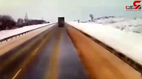 حادثه هولناک هنگام سبقت در جاده لغزنده + فیلم