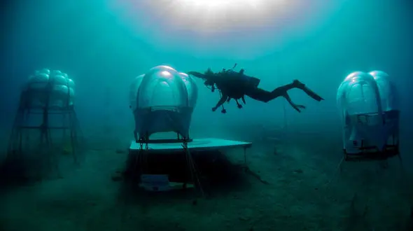 این خودرو 9 سال در اعماق دریا جا خوش کرده بود + فیلم