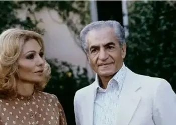 عکس سفر در زمان / فرح دیبا با لباس سرخ پوستی  در یک مراسم رسمی 