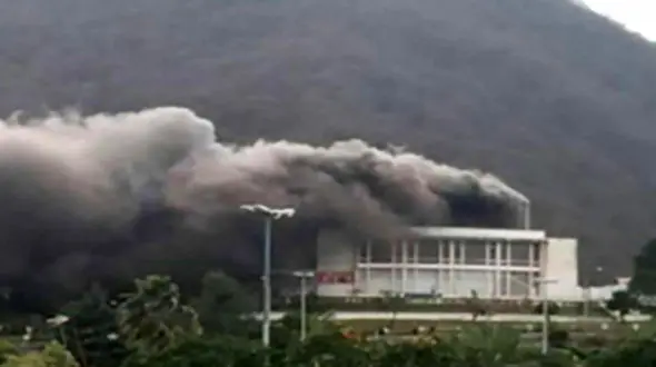 دلیل آتش‌سوزی سالن آمفی‌تئاتر هتل رامسر چه بود؟ / آتش سوزی مهار شد + فیلم