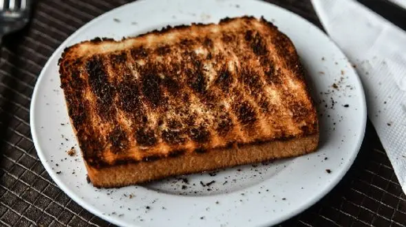 چرا نباید نان سوخته بخورید؟ دانستنی‌هایی از بهداشت مواد غذایی