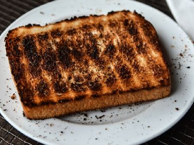 چرا نباید نان سوخته بخورید؟ دانستنی‌هایی از بهداشت مواد غذایی