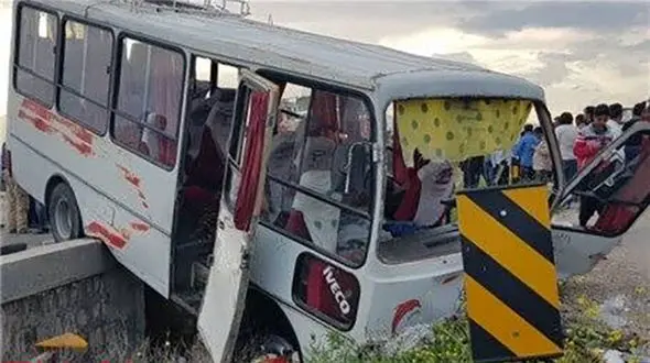 سانحه رانندگی برای مینی‌بوس دانشجویان در جوانرود کرمانشاه+ عکس