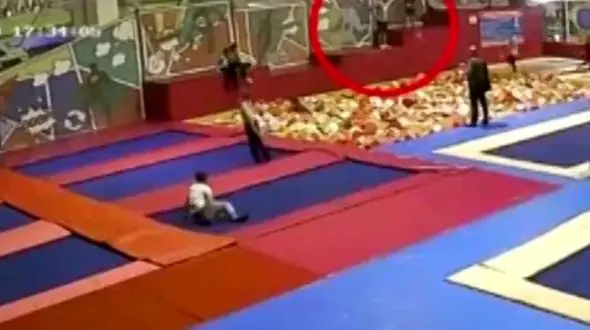 مرگ عجیب سیاستمدار روسی در اثر معلق زدن در پارک! + فیلم لحظه مرگ