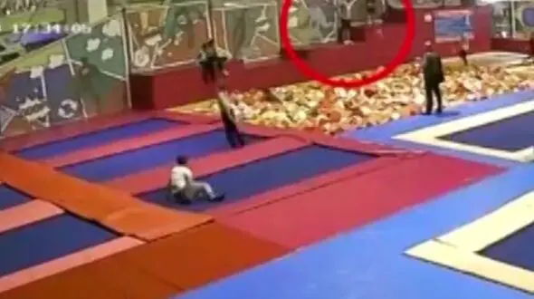مرگ عجیب سیاستمدار روسی در اثر معلق زدن در پارک! + فیلم لحظه مرگ