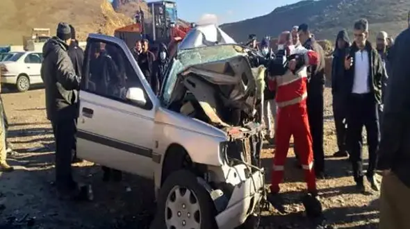 برخورد پژو ۴۰۵ و نیسان در دهگلان دو کشته و دو مجروح برجای گذاشت + عکس
