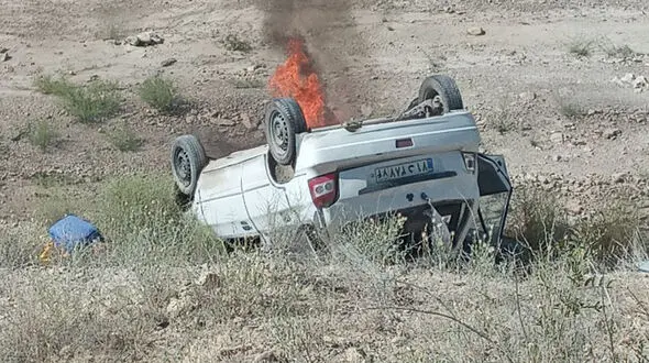 2 عکس دلخراش از سقوط مرگبار پراید به دره / پراید در جاده کلات سوخت