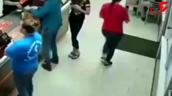 لحظه ورود وحشتناک خودرو به داخل رستوران! + فیلم