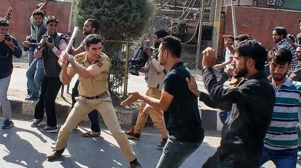  یورش وحشیانه نیروهای امنیتی به مراسم سوگواری عزاداران حسینی در کشمیر +فیلم