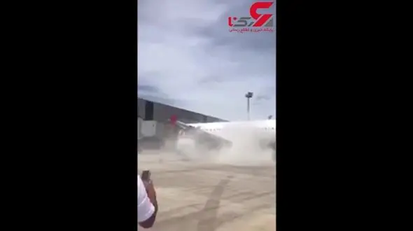 لحظه آتش گرفتن هواپیما روی باند فرودگاه + فیلم