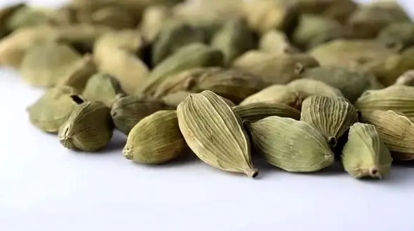 معرفی بهترین ادویه ها برای تازه کردن نفس و رفع بوی بد دهان