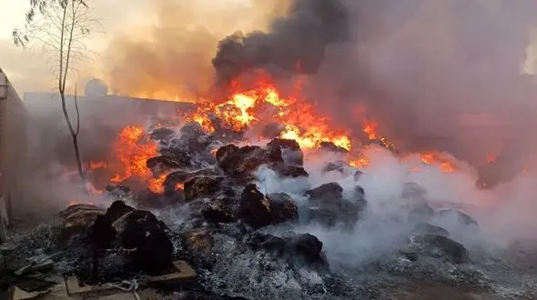 فیلم آتش‌سوزی هولناک انبار کارخانه ریسندگی در اصفهان 