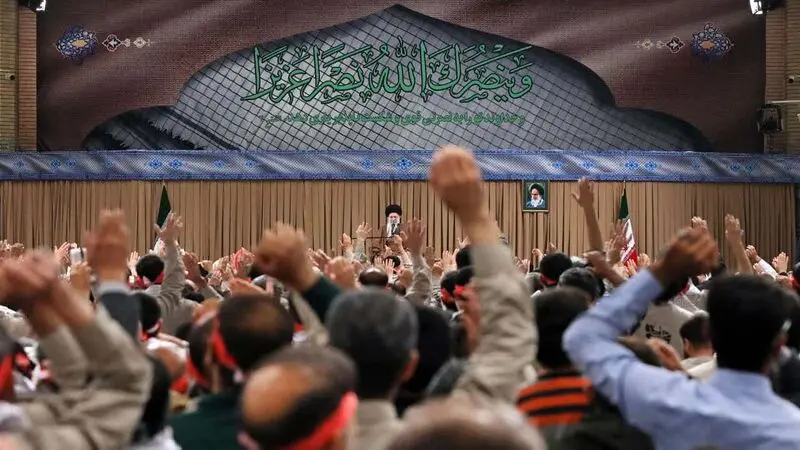 رهبر انقلاب در دیدار هزاران نفر از قشرهای مختلف بسیجی 