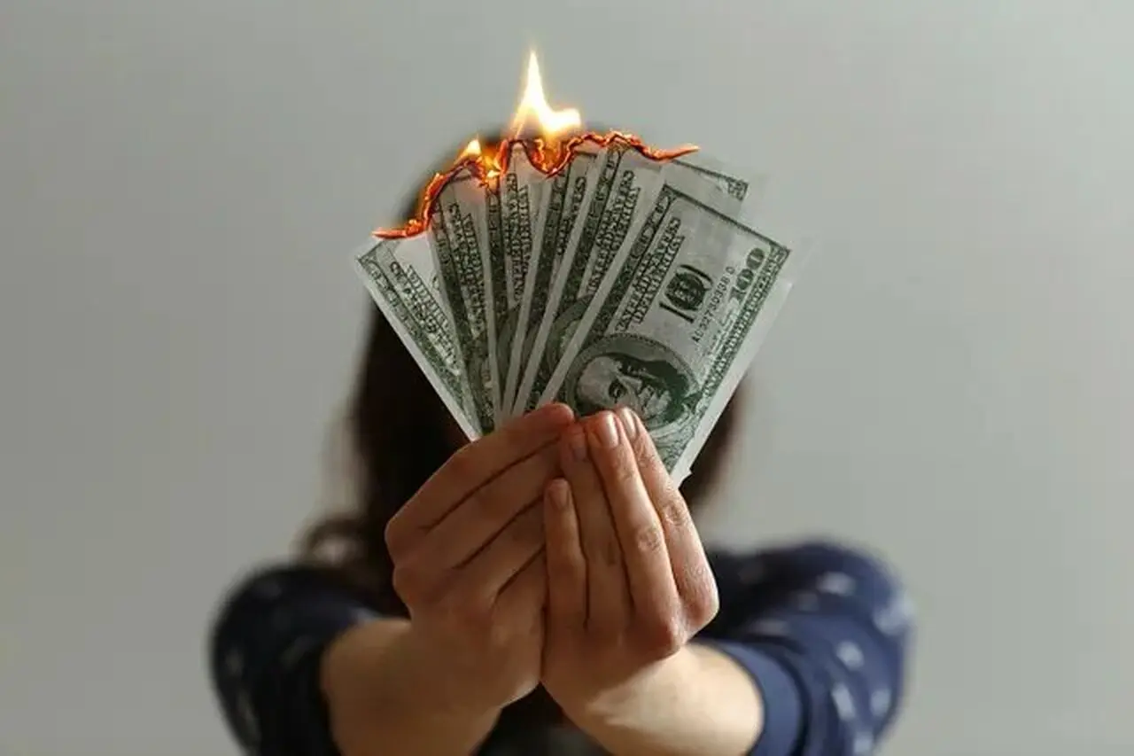 10 عادتی که پول شما را بدون اینکه متوجه شوید تلف می‌کنند