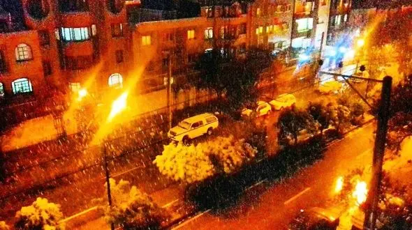 بارش برف پاییزی در همدان + عکس زیبا