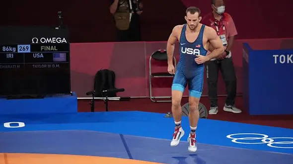 شروع عجیب تیلور در اولین کشتی/ ضربه فنی در 15 ثانیه! + فیلم