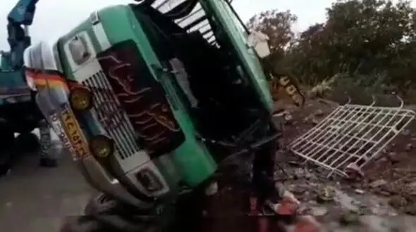 ۱۷ مصدوم به دنبال واژگونی مینی بوس در کرمانشاه