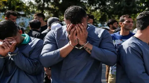 حمله شرور قدیمی ورامین به ماشین پلیس ! / پلیس هنگام سرقت سر رسید !